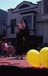 7-Sister Florence Nightmare Regeisterd Nun-Bobby Campbell-présentant l'objectif du Dog Show Juin 1982-J-B-CARHAIX
