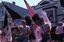 Sur l'estrade, les drapeux de la communaut& LGTB Dog Show juin 1982