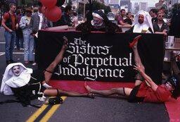 Entrée de Castro Street Fair-angle de Market Street-Bannière des Sisters-récolte de fonds août 1982-1-J-B-CARHAIX
