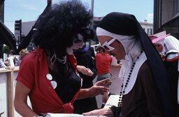 Sister Florence Nightmare Registered Nun distribuant le tract PLAY FAIR-1-août 1982-J-B-CARHAIX