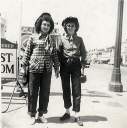 Collection of Lesbian Scrapbook Photographs [014]